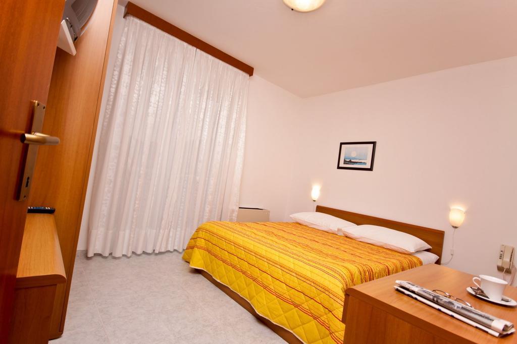 Hotel Carmen Krnica Exterior photo